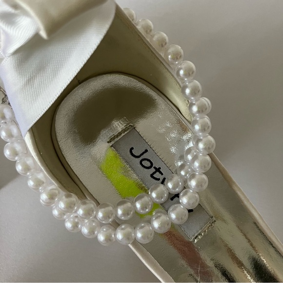 Elegant White Wedding Heels with Pearl Ankle Strap- Size 9 - Picture 6 of 12